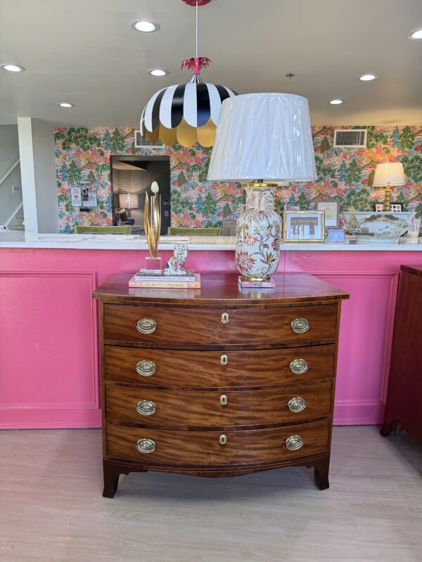 VINTAGE American bowfront chest in mahogany wood  1800-1820