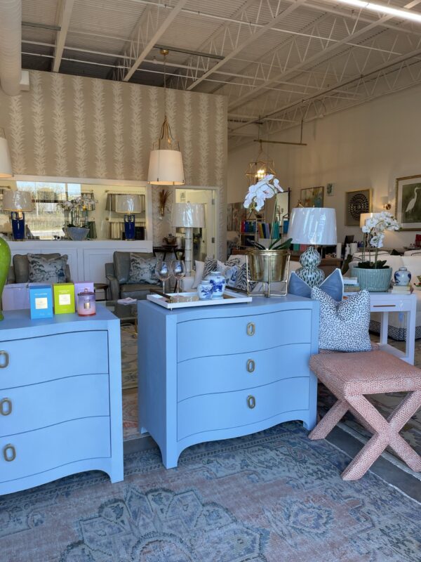 Curved linen 3 drawer chest with gold hardware - Image 4