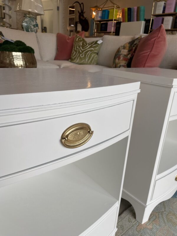 Set of simply white lacquered night stands - Image 3
