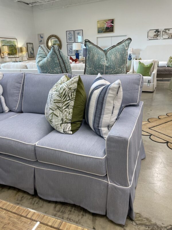 SLIPCOVERED SECTIONAL! 4 seasons 
Easy to take off and throw in the wash! In performance fabric blue with white welt - Image 4