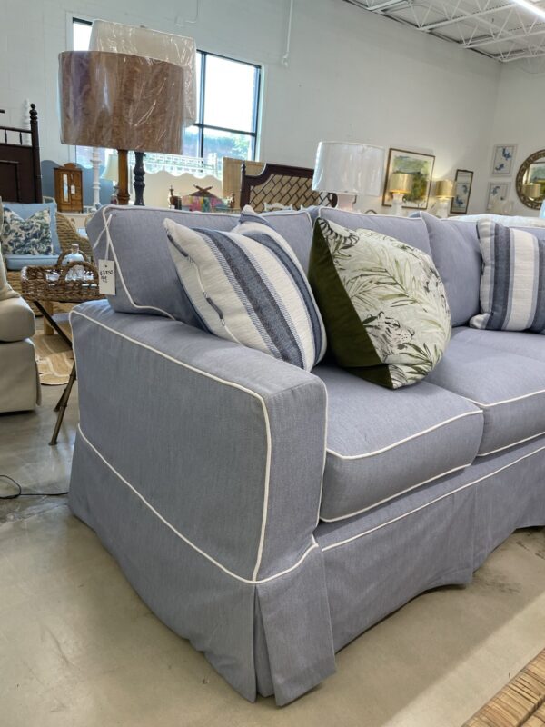 SLIPCOVERED SECTIONAL! 4 seasons 
Easy to take off and throw in the wash! In performance fabric blue with white welt - Image 3