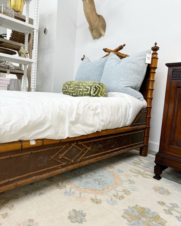 Vintage bamboo, twin bed with bamboo detailing! - Image 6