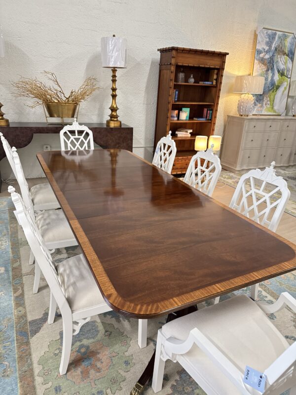 VINTAGE | Refinished Banded Mahogany Dining Table  !! * includes two leaves that are 20 inches long!! * - Image 7