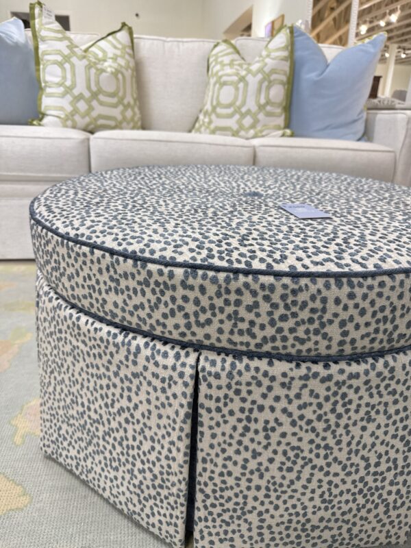 Round skirted lizzy azul ottoman - Image 3