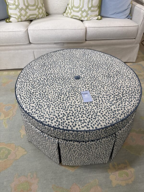 Round skirted lizzy azul ottoman - Image 2