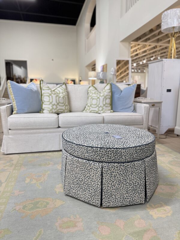 Round skirted lizzy azul ottoman