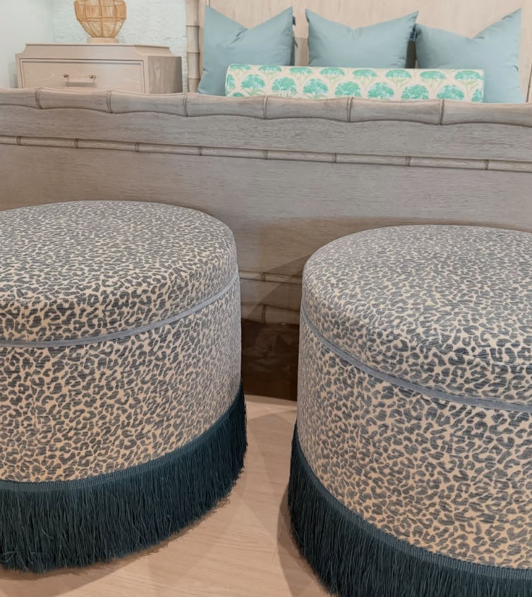 Swivel Bub ottoman set covered in dotty sea with blue fringe - Image 2