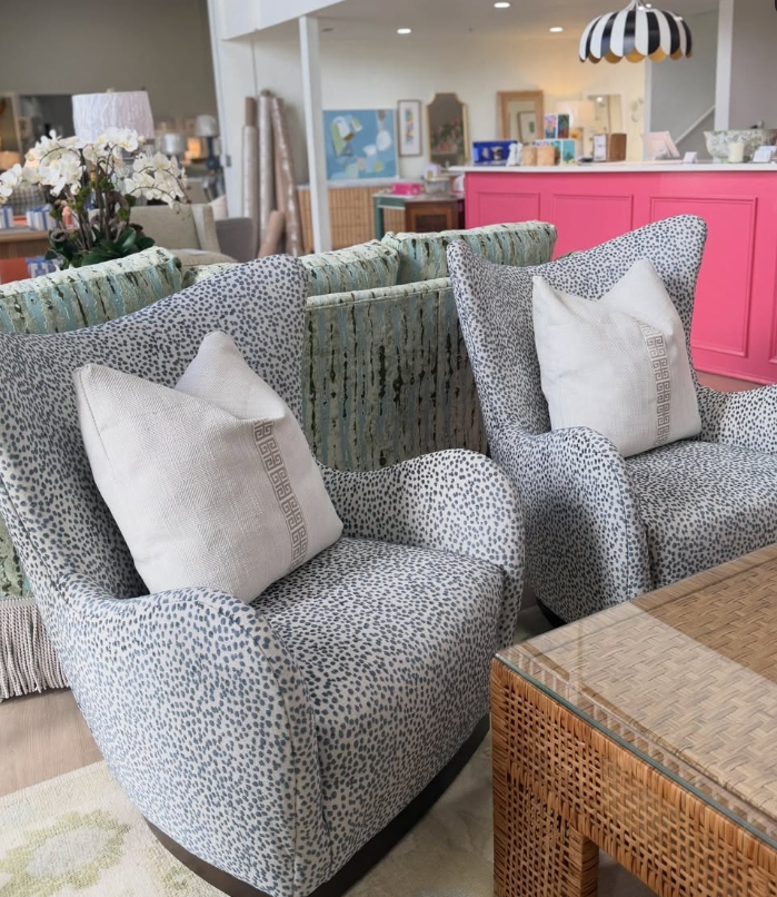 Hans swivel wing chair covered in lizzy azul!! Cleaning code: spot clean - Image 2