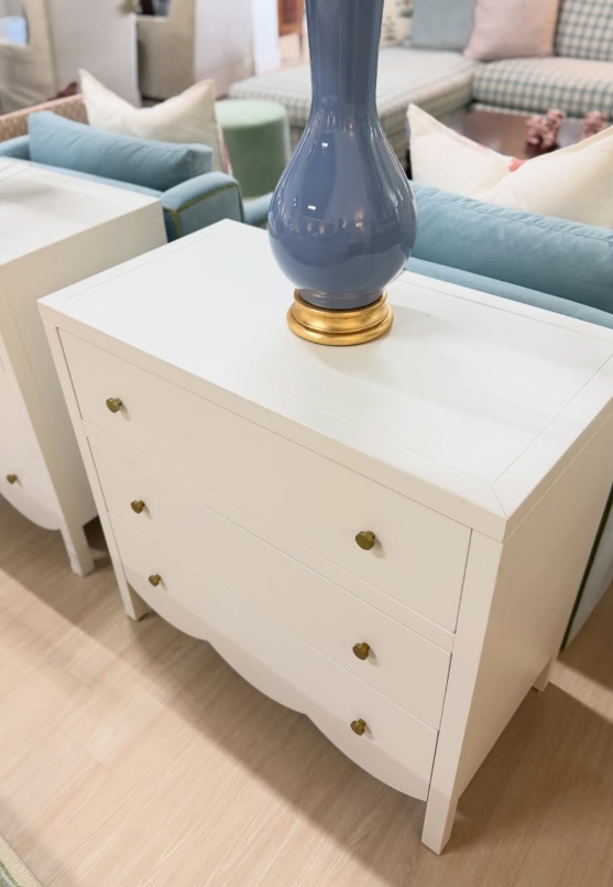 White scalloped bedside chest set - Image 3