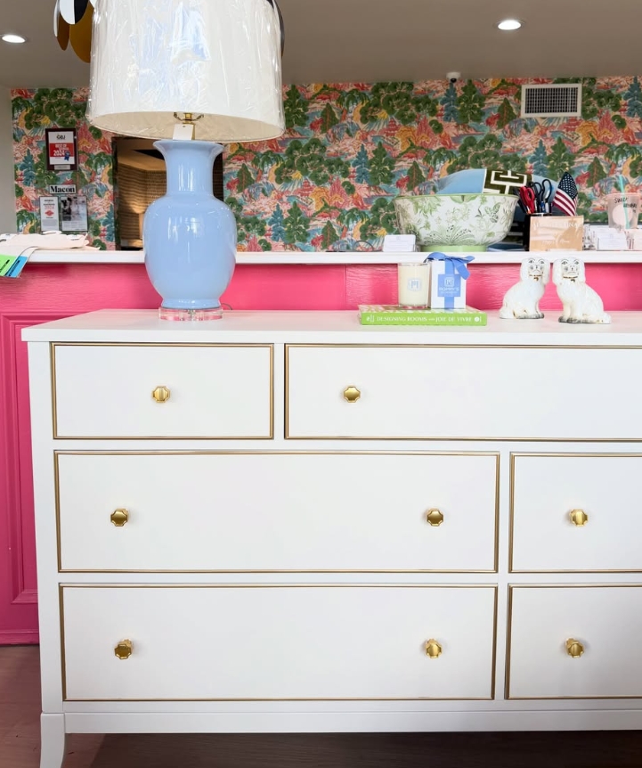 White and gold 7 drawer dresser with gold trim detailing, and gold hardware - Image 4