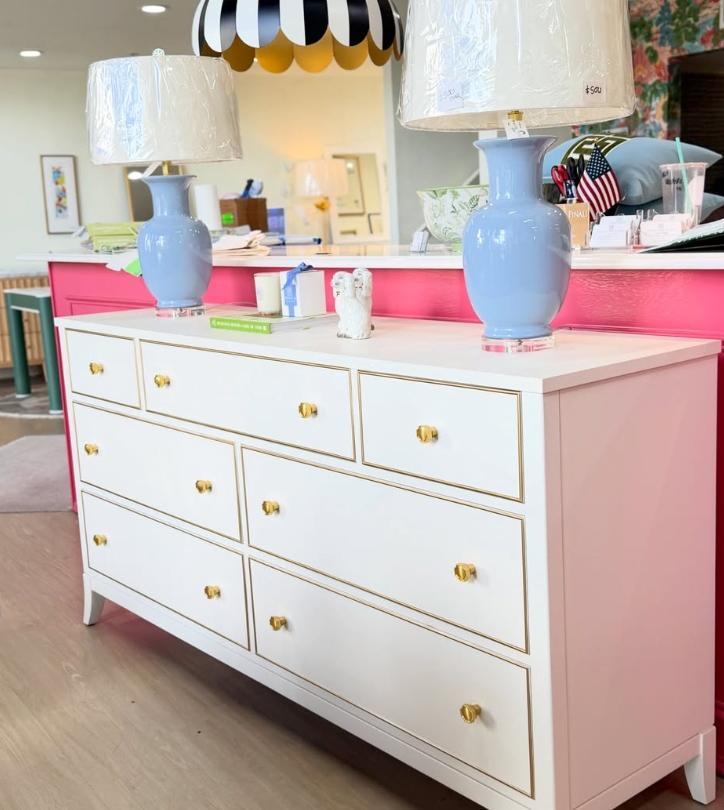 White and gold 7 drawer dresser with gold trim detailing, and gold hardware - Image 2